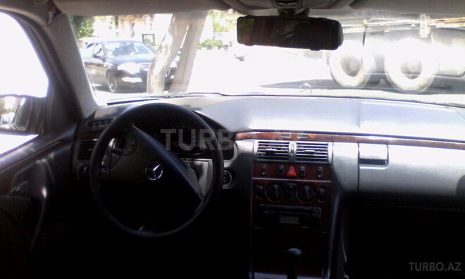 Mercedes E 220 2000, 240,000 km - 2.2 l - Bakı