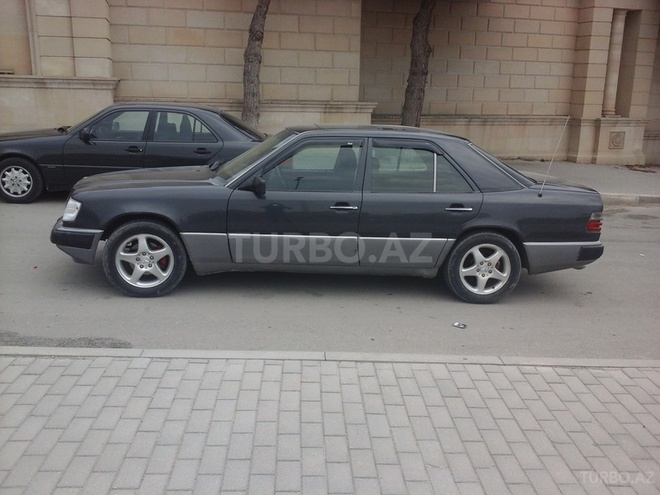 Mercedes E 220 1993, 255,446 km - 2.2 л - Bakı