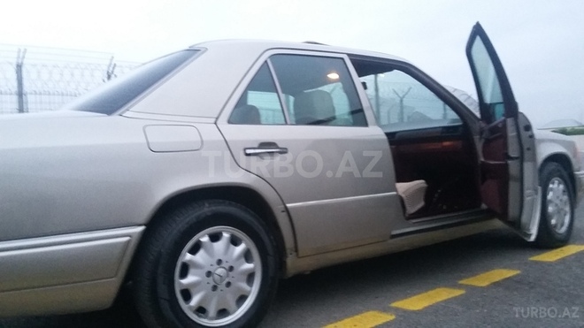 Mercedes E 220 1994, 300,000 km - 2.2 l - Bakı