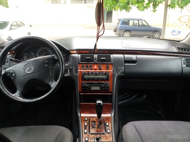 Mercedes E 220 2001, 260,000 km - 2.2 л - Bakı