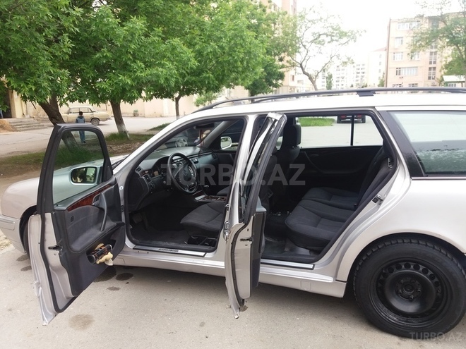 Mercedes E 220 2001, 260,000 km - 2.2 л - Bakı