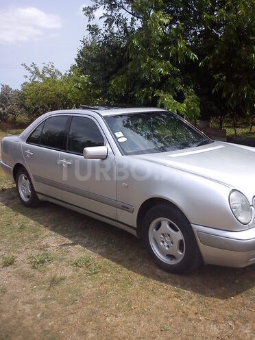 Mercedes E 220 1998, 650,000 km - 2.2 l - Astara