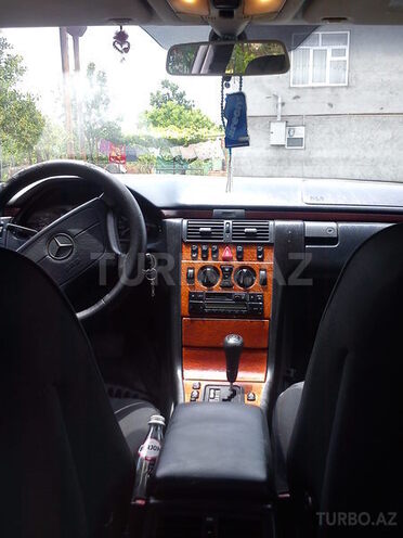 Mercedes E 220 1998, 650,000 km - 2.2 l - Astara
