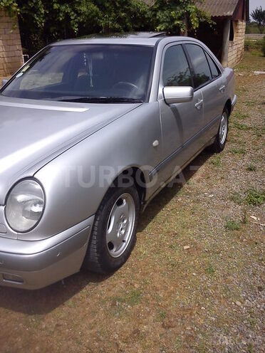 Mercedes E 220 1998, 650,000 km - 2.2 l - Astara