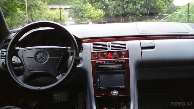 Mercedes E 240 1999, 288,000 km - 2.6 л - Bakı