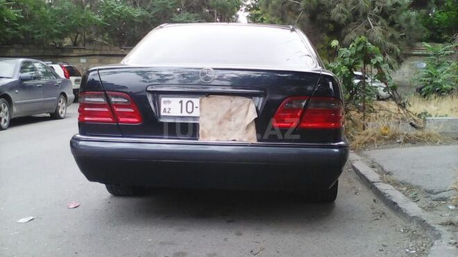 Mercedes E 260 2000, 295,000 km - 2.4 л - Bakı