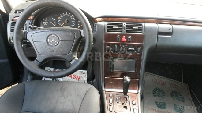 Mercedes E 240 1999, 257,000 km - 2.4 l - Sumqayıt
