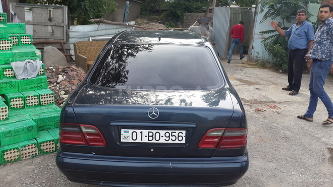 Mercedes E 220 1999, 294,000 km - 0.3 l - Bakı