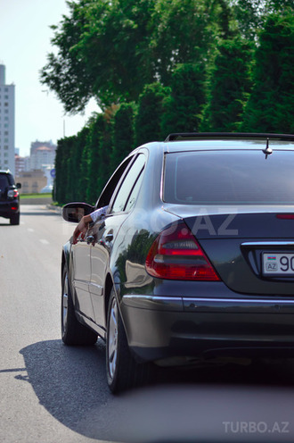 Mercedes E 220 2002, 230,000 km - 2.2 l - Bakı