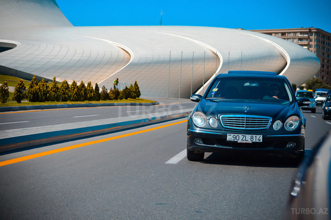 Mercedes E 220 2002, 230,000 km - 2.2 l - Bakı
