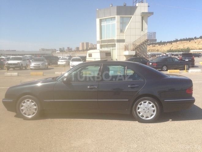 Mercedes E 220 2000, 245,000 km - 2.2 l - Bakı