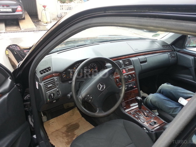 Mercedes E 200 1998, 256,133 km - 2.0 l - Bakı