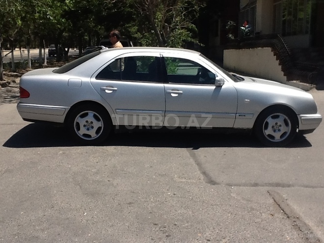 Mercedes E 220 1997, 270,000 km - 2.2 л - Bakı