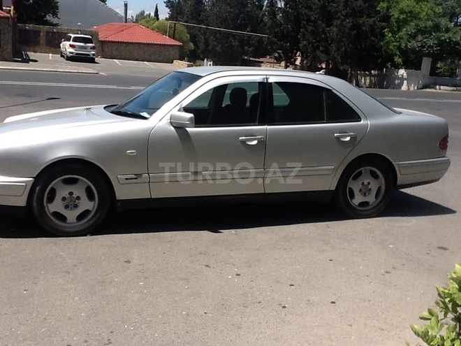 Mercedes E 220 1997, 270,000 km - 2.2 л - Bakı