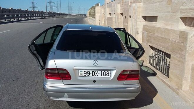 Mercedes E 220 2001, 240,000 km - 2.2 l - Bakı