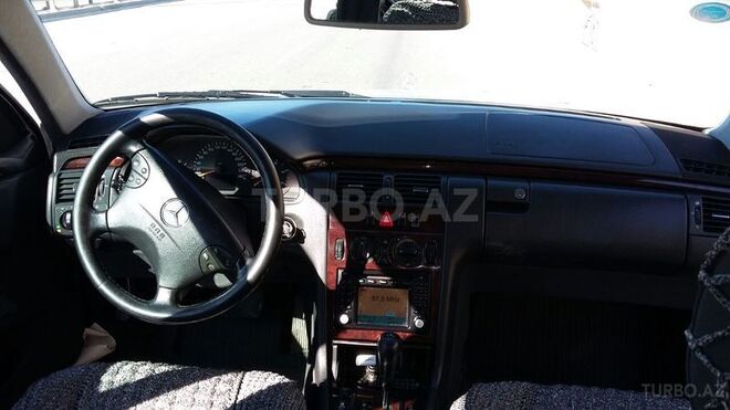 Mercedes E 220 2001, 240,000 km - 2.2 l - Bakı