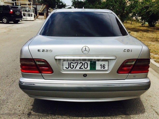 Mercedes E 220 1999, 220,000 km - 2.2 l - Sumqayıt