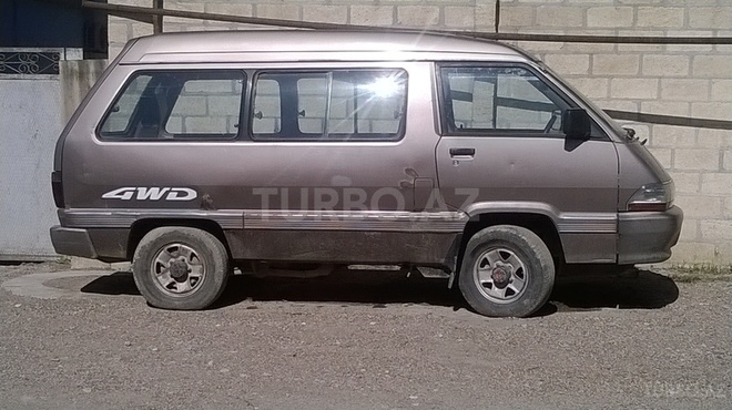 Toyota  1990, 260,000 km - 2.0 l - Qusar