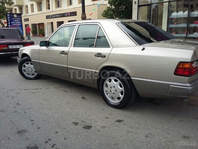 Mercedes E 220 1993, 228,000 km - 2.2 l - Sumqayıt