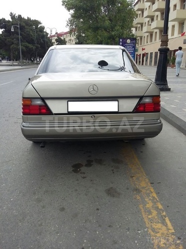 Mercedes E 220 1993, 228,000 km - 2.2 l - Sumqayıt