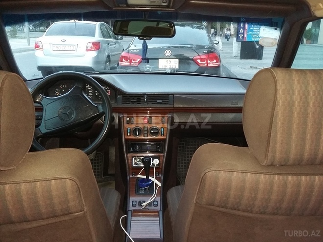 Mercedes E 220 1993, 228,000 km - 2.2 l - Sumqayıt