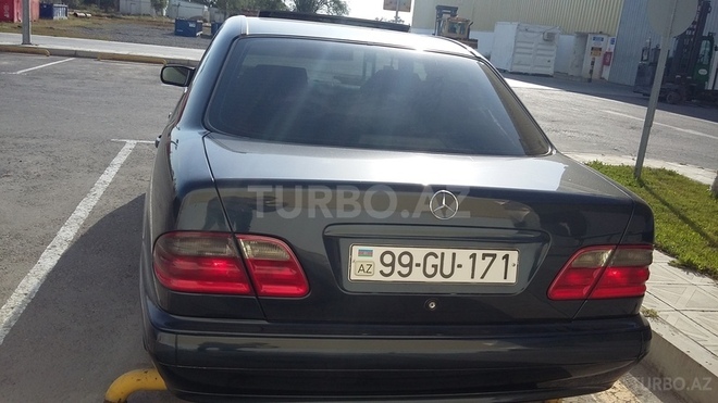 Mercedes E 220 2000, 226,000 km - 2.2 л - Bakı