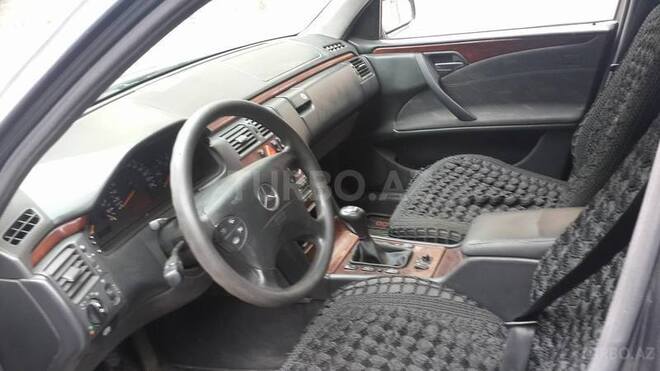 Mercedes E 220 1999, 300,000 km - 2.2 l - Bakı