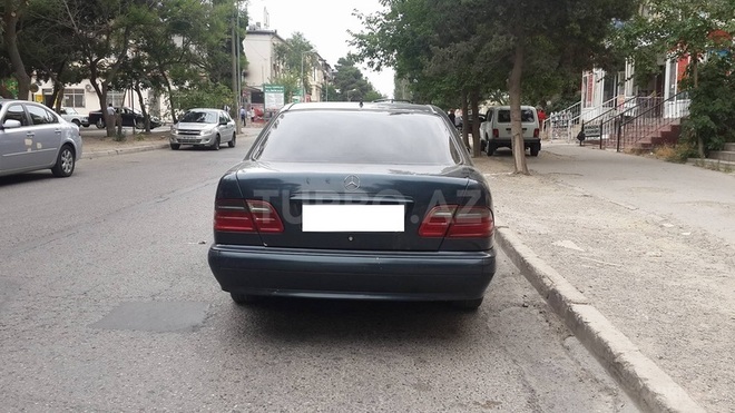 Mercedes E 220 1999, 300,000 km - 2.2 l - Bakı