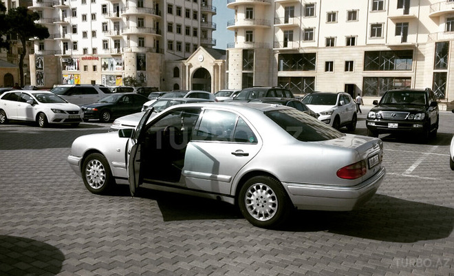 Mercedes E 320 1999, 286,000 km - 3.2 l - Bakı