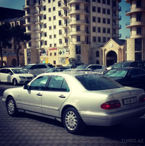 Mercedes E 320 1999, 286,000 km - 3.2 l - Bakı