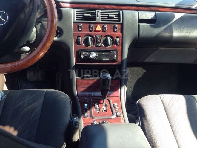Mercedes E 220 2000, 15,600 km - 2.2 l - Sumqayıt
