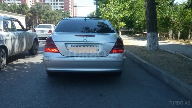 Mercedes E 270 2002, 182,000 km - 2.7 l - Bakı