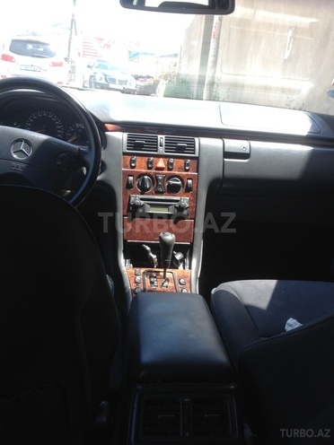 Mercedes E 240 2000, 239,000 km - 2.4 l - Bakı