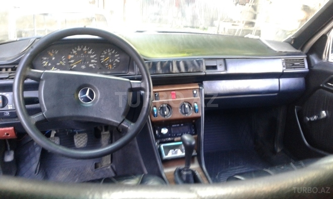 Mercedes E 250 1989, 220,000 km - 2.5 l - Qazax