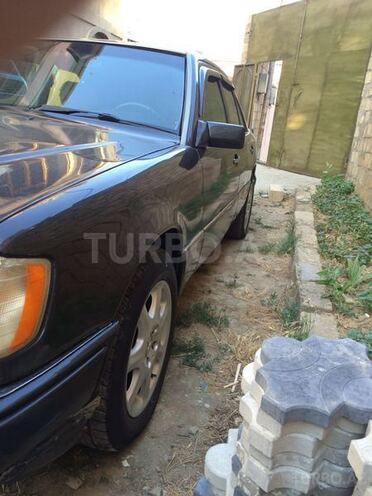 Mercedes E 220 1994, 323,000 km - 2.2 l - Bakı
