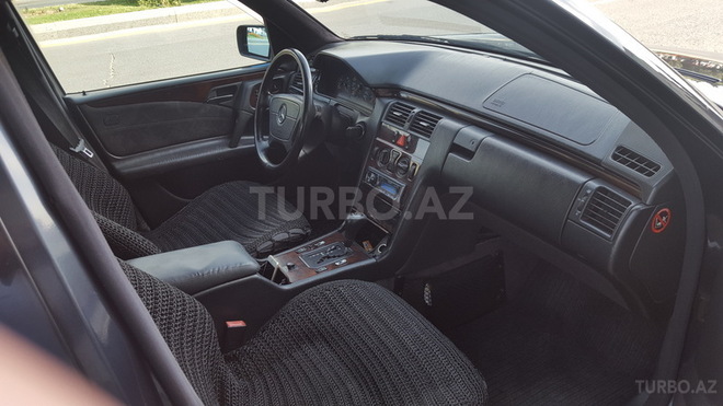 Mercedes E 240 1999, 220,000 km - 2.4 l - Sumqayıt
