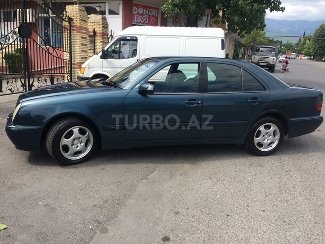 Mercedes E 220 2001, 200,473 km - 2.2 л - Şəki