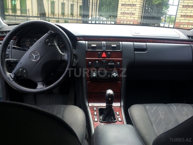 Mercedes E 220 2001, 200,473 km - 2.2 л - Şəki