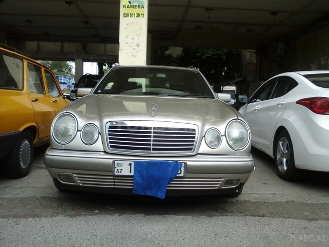 Mercedes E 240 1999, 290,000 km - 2.4 l - Bakı
