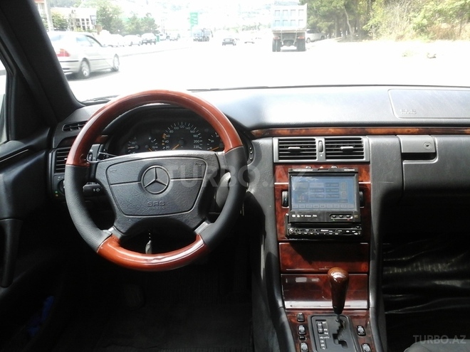 Mercedes E 240 1999, 290,000 km - 2.4 l - Bakı