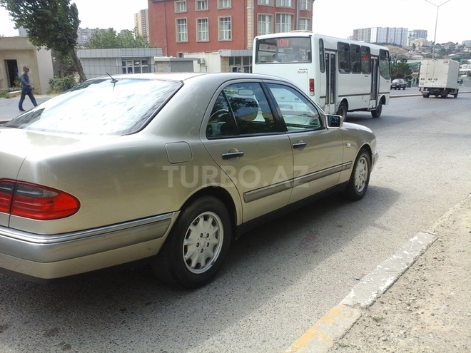Mercedes E 240 1999, 290,000 km - 2.4 l - Bakı