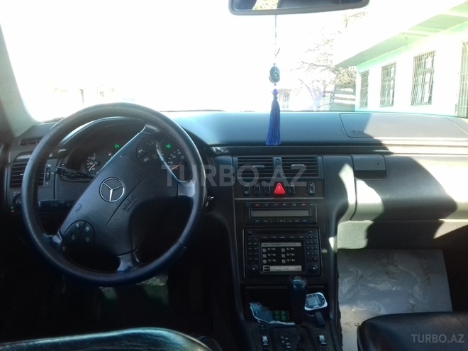 Mercedes E 240 2001, 238,563 km - 2.6 л - Şabran