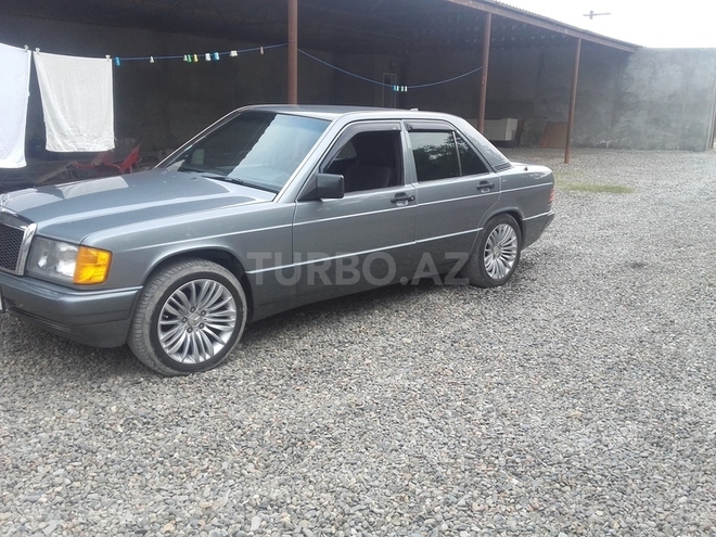 Mercedes 190 1991, 290,000 km - 0.3 l - Ucar