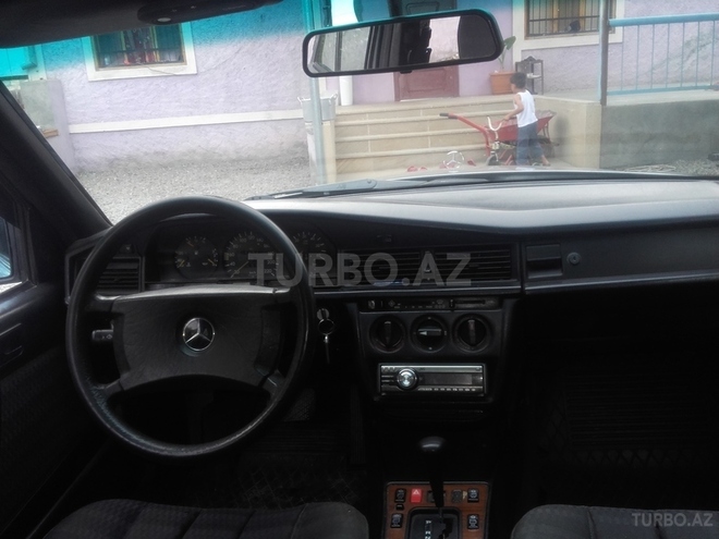 Mercedes 190 1991, 290,000 km - 0.3 l - Ucar