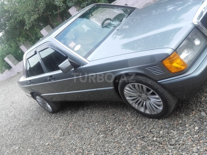 Mercedes 190 1991, 290,000 km - 0.3 l - Ucar