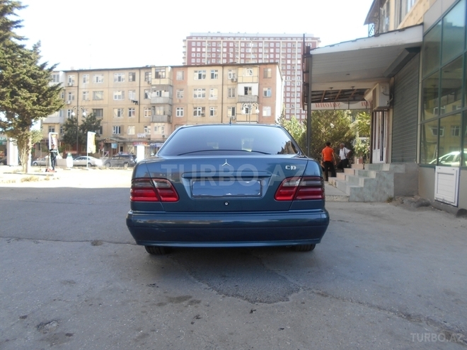 Mercedes E 220 1999, 240,000 km - 2.2 л - Bakı