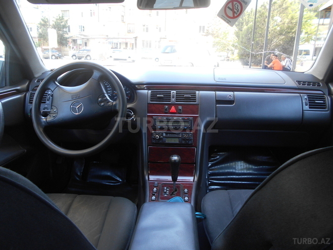 Mercedes E 220 1999, 240,000 km - 2.2 л - Bakı