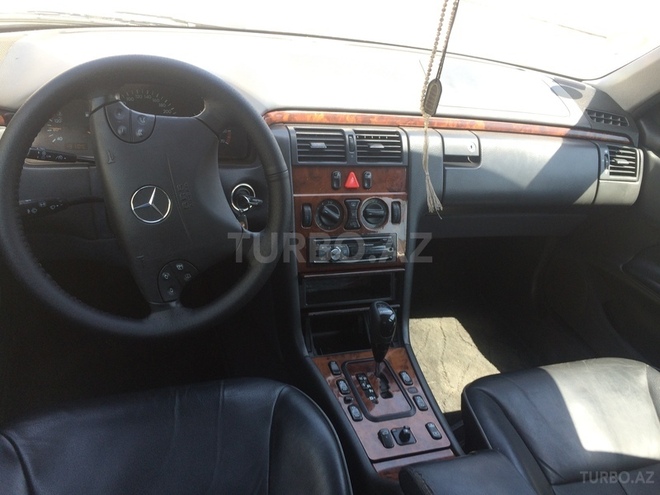 Mercedes E 200 2001, 228,000 km - 2.0 l - Bakı
