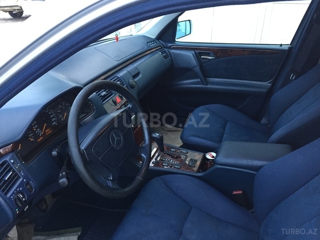 Mercedes E 240 1999, 210,000 km - 2.4 l - Bakı