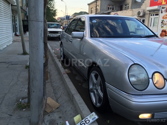 Mercedes E 240 1999, 210,000 km - 2.4 l - Bakı